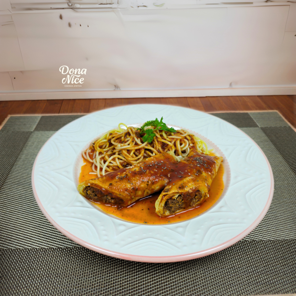 panqueca de carne com espaguete